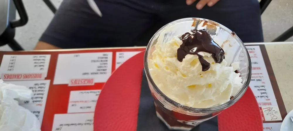 Le Nico Glace Caramel Vanille Chantilly Coulis de Chocolat